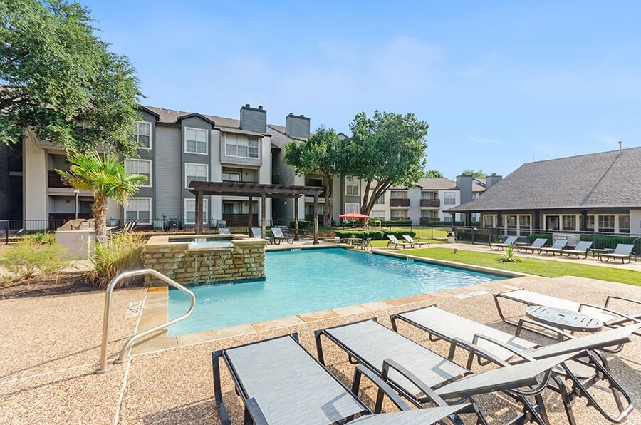 Community Swimming Pool and Hot Tub at Cobblestone Apartments located in Arlington, TX.