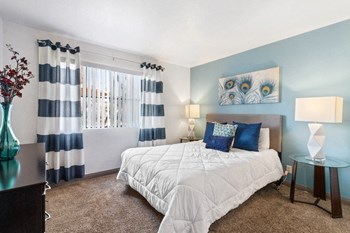 Model bedroom with queen bed - Photo Gallery 3