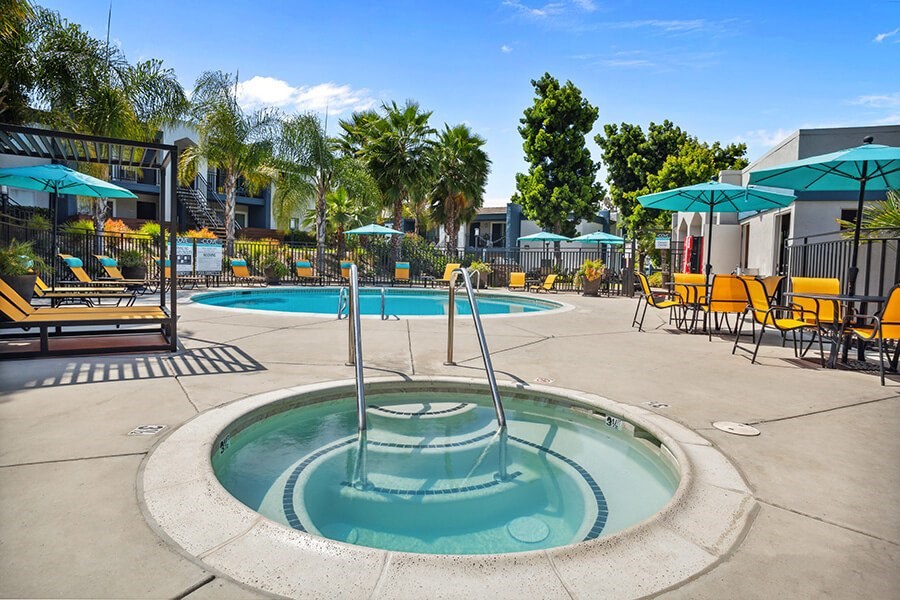 Community Hot Tub and Swimming Pool at Cove La Mesa Apartments located in La Mesa, CA.