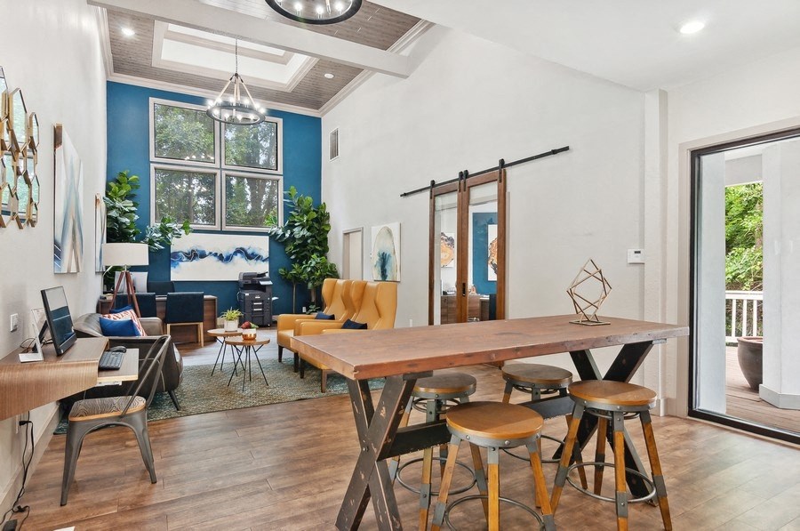 Clubhouse dining and lounge