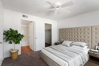 Model bedroom with queen-size bed - Photo Gallery 3