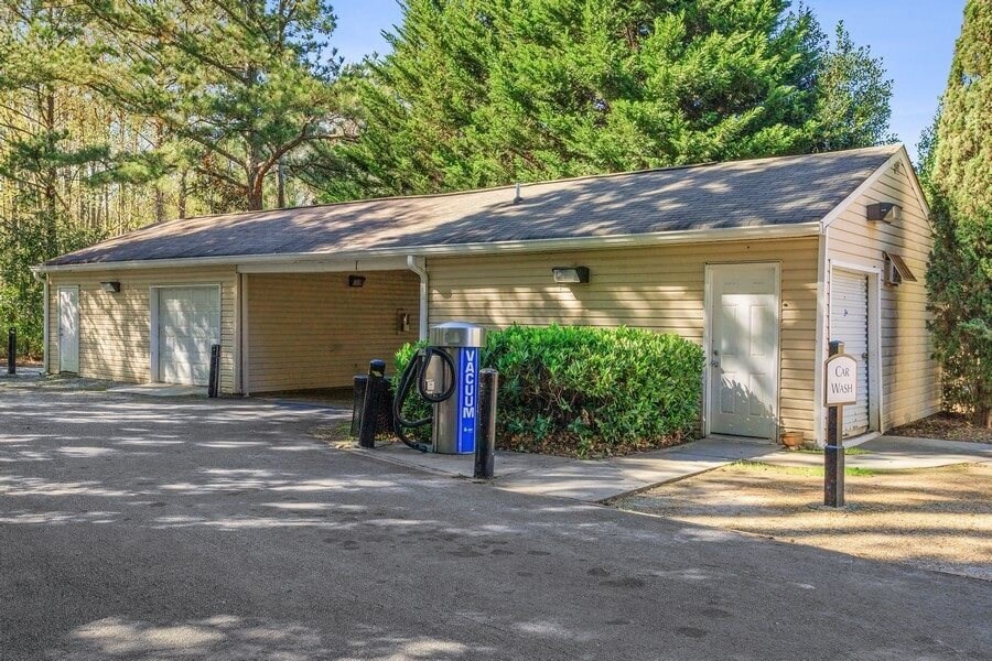 Car cleaning station with vacuum