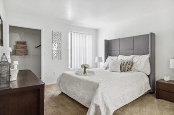 Model bedroom with large closet - Photo Gallery 5