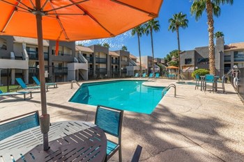Poolside cabanas and palm trees - Photo Gallery 20