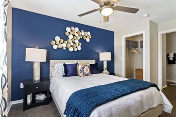 Model bedroom with blue accent wall - Photo Gallery 7