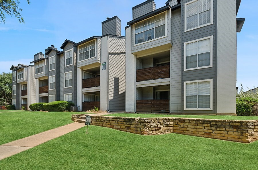 Exterior Community Building and Landscape at Cobblestone Apartments located in Arlington, TX.