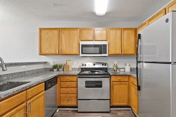 Model kitchen with stainless steel GE appliances - Photo Gallery 7