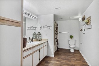 Model bathroom with large vanity - Photo Gallery 6