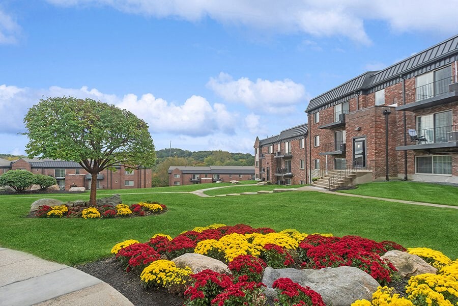 Exterior Community Building and Landscape at Heights at Marlborough Apartments located in Marlborough, MA.