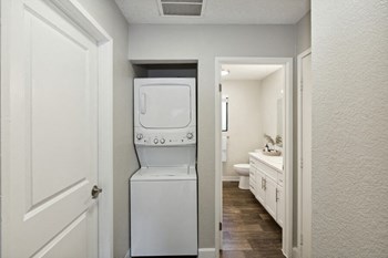 Washer and dryer in apartment - Photo Gallery 6