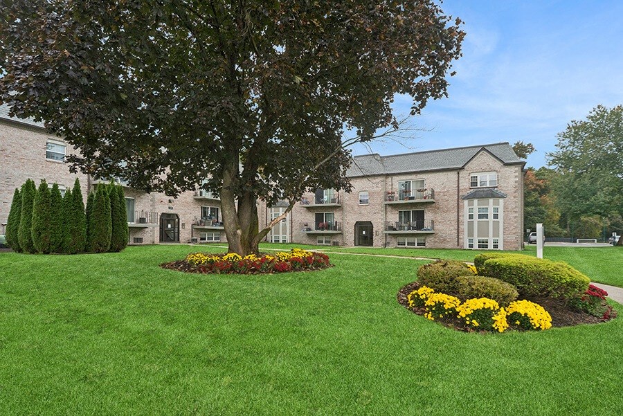 Exterior Community Building and Landscape at Meadows at Marlborough Apartments located in Marlborough, MA.
