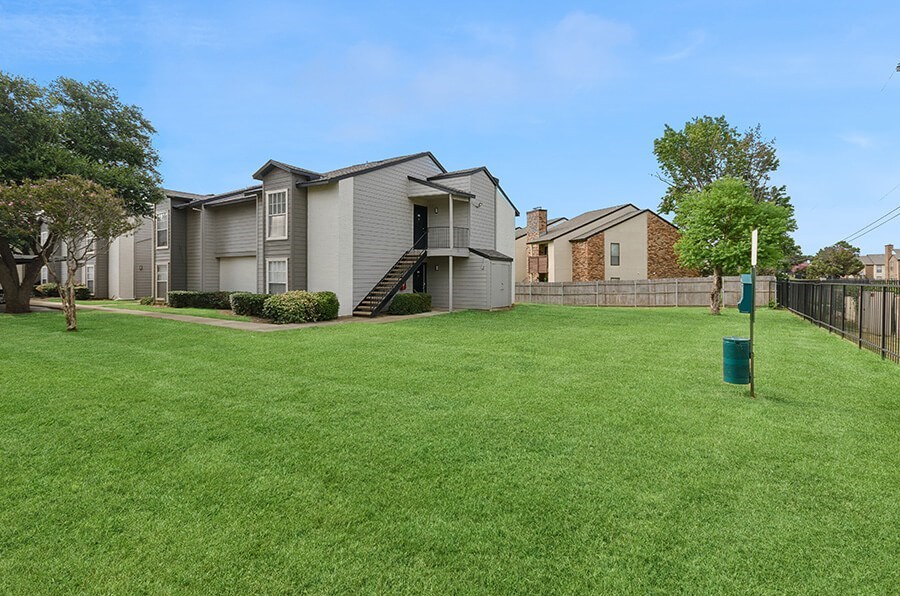 Exterior Community Building and Landscape at Cobblestone Apartments located in Arlington, TX.
