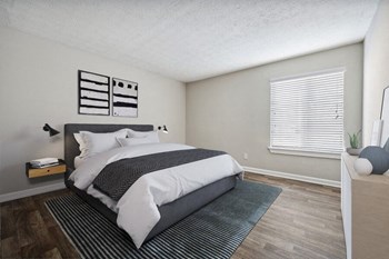 Model bedroom with queen-size mattress - Photo Gallery 12