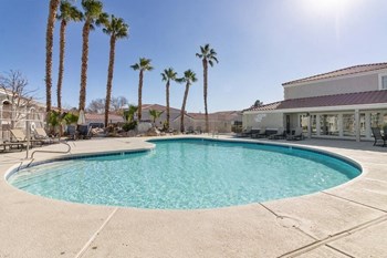 Sparkling pool and sundeck - Photo Gallery 11