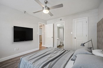 Model bedroom with queen-size bed - Photo Gallery 4