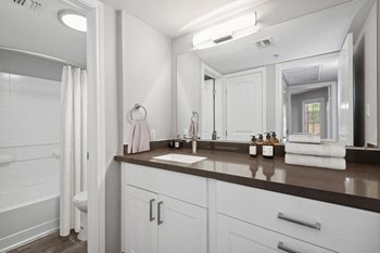 Model bathroom with white vanity - Photo Gallery 4