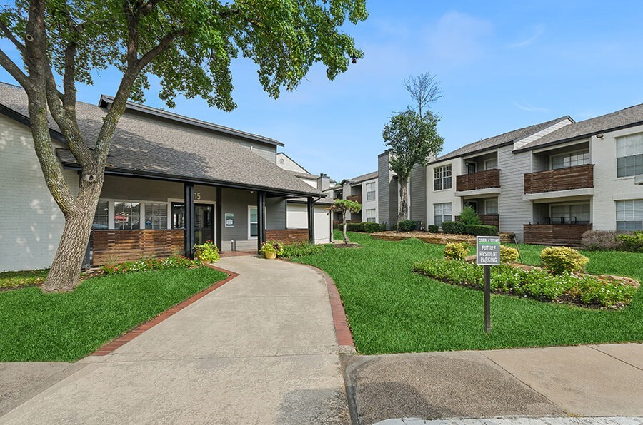 Community Clubhouse and Landscape at Cobblestone Apartments located in Arlington, TX.
