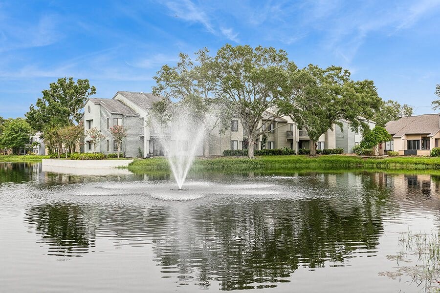 Community Pond and Fountain at Huntington Place Apartments located in Sarasota, FL.