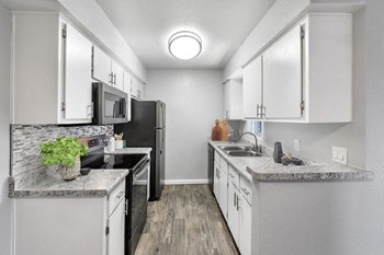 Model kitchen with updated appliances - Photo Gallery 3