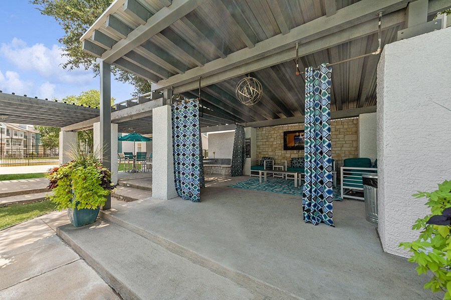 Community Patio Area at Essence Apartments in Dallas, TX.
