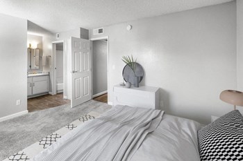 Model bedroom with queen bed - Photo Gallery 6
