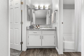 Model bathroom with white vanity - Photo Gallery 7