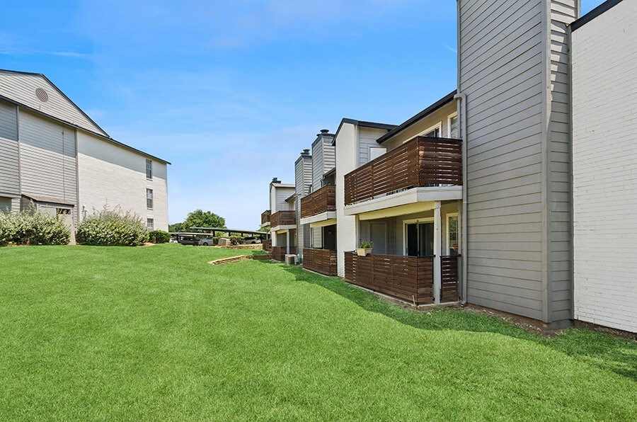 Exterior Community Building and Landscape at Cobblestone Apartments located in Arlington, TX.