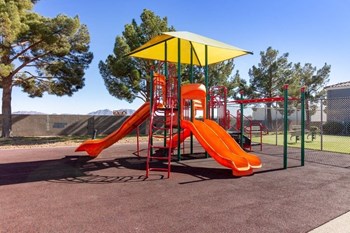 Community playground with jungle gym - Photo Gallery 20