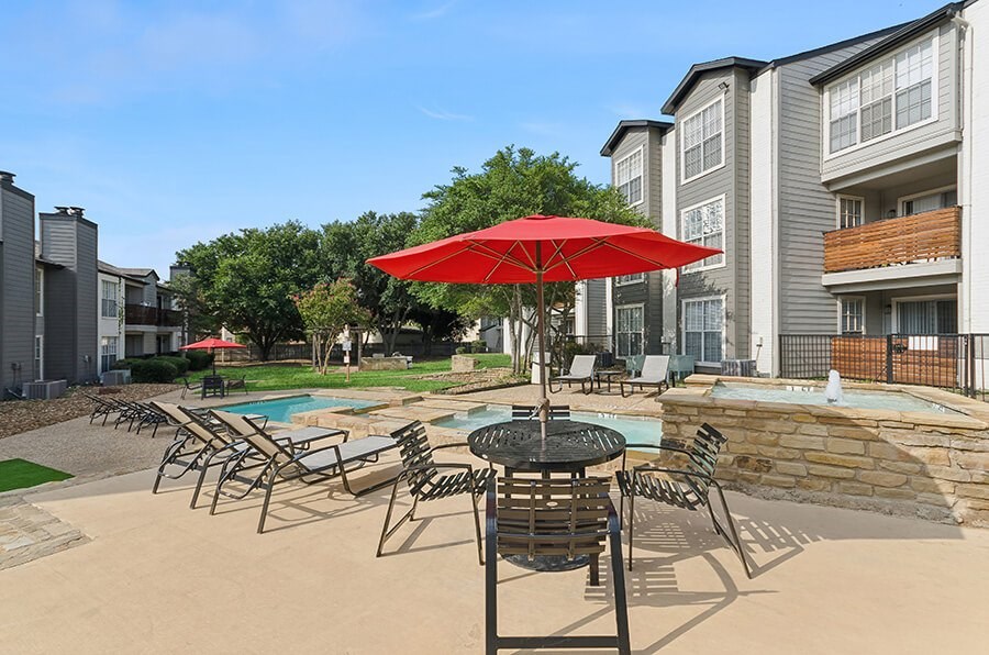 Community Swimming Pool and Hot Tub at Cobblestone Apartments located in Arlington, TX.