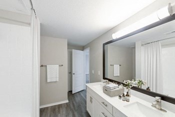 Model bathroom with large mirror - Photo Gallery 7