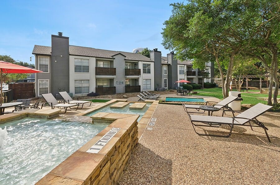 Community Swimming Pool and Hot Tub at Cobblestone Apartments located in Arlington, TX.