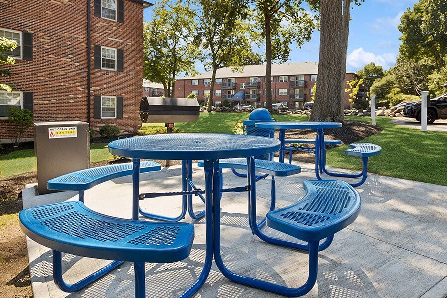 Outdoor Picnic Area at Middlesex Crossing Apartments located in Billerica, MA.