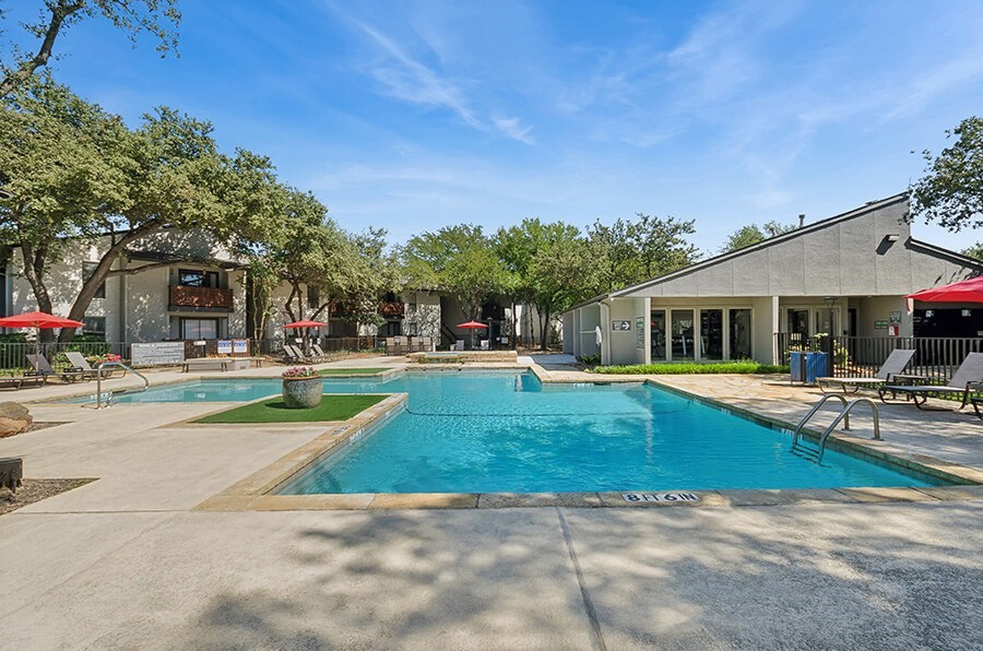 Community Swimming Pool with Pool Furniture at Summit Ridge Apartments located in Arlington, TX.