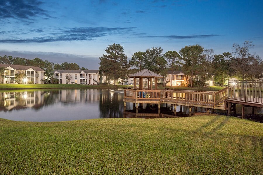 Community Lake with Deck at Vue at Baymeadows Apartments located in Jacksonville, FL.