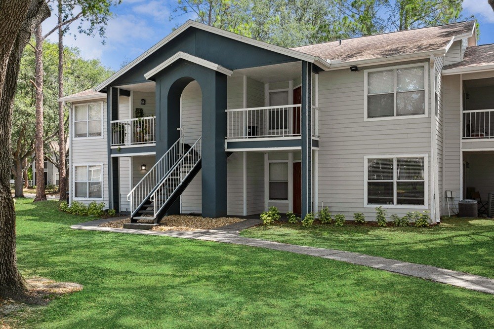 Exterior view at Retreat at Crosstown Apartments
