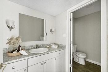 Model bathroom with white vanity - Photo Gallery 11