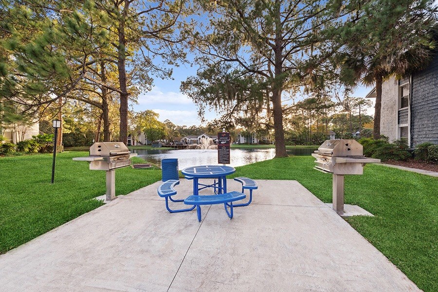 Outdoor BBQ Area with Furniture at Vue at Baymeadows Apartments in Jacksonville, FL.