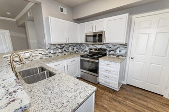 Model Kitchen Model kitchen with new laminate counter-tops and stainless steel appliances - Photo Gallery 6