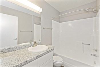 Model bathroom and shower - Photo Gallery 6