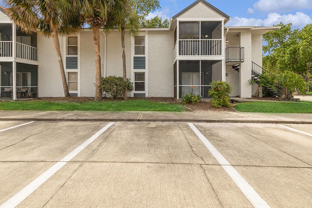 Apartment exterior at Vue at Baymeadows Apartments in Jacksonville, Florida