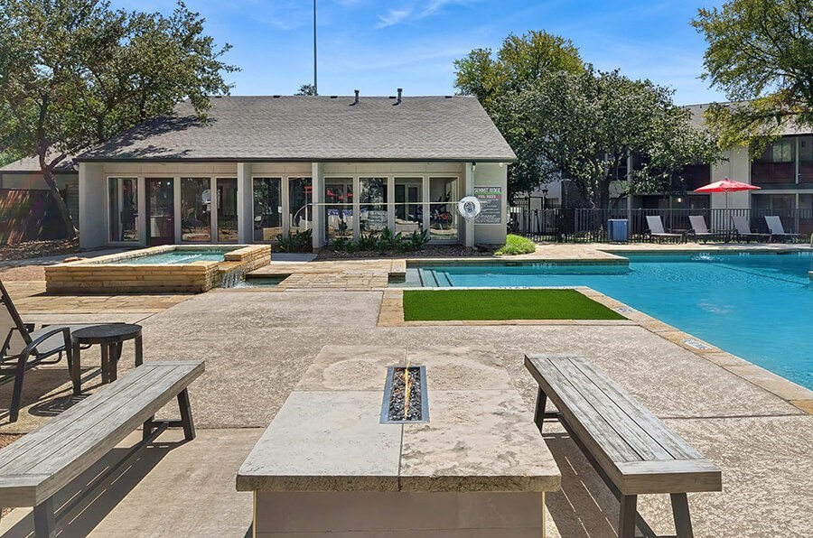Community Swimming Pool and Fire Pit Area at Summit Ridge Apartments located in Arlington, TX.