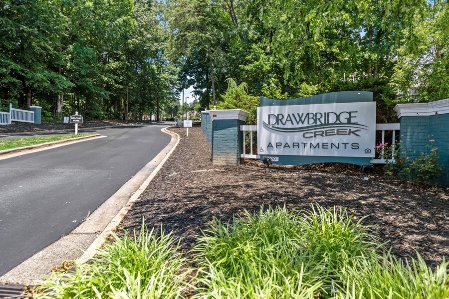 Drawbridge Creek Apartments, 3520 Drawbridge Pkwy, Greensboro, NC
