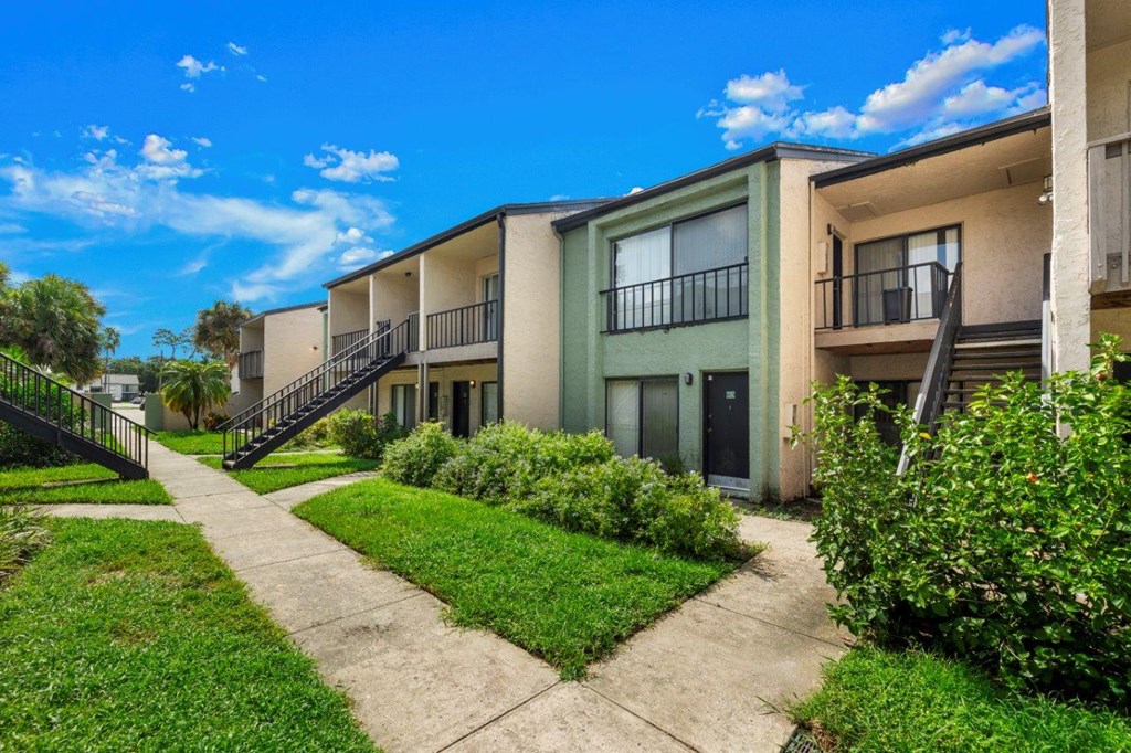 Apartment exterior at Oasis at Bayside Apartments in Largo, FL