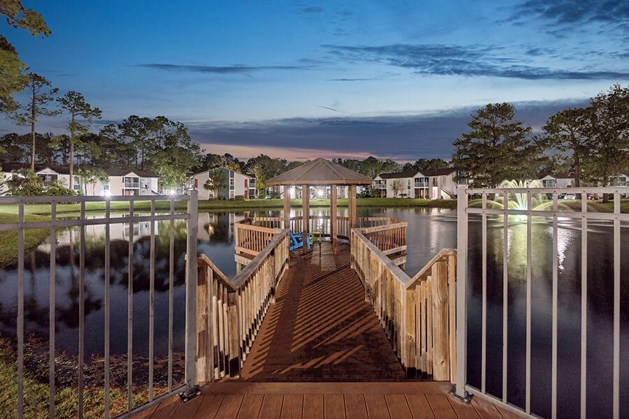 Community Lake with Deck at Vue at Baymeadows Apartments located in Jacksonville, FL.