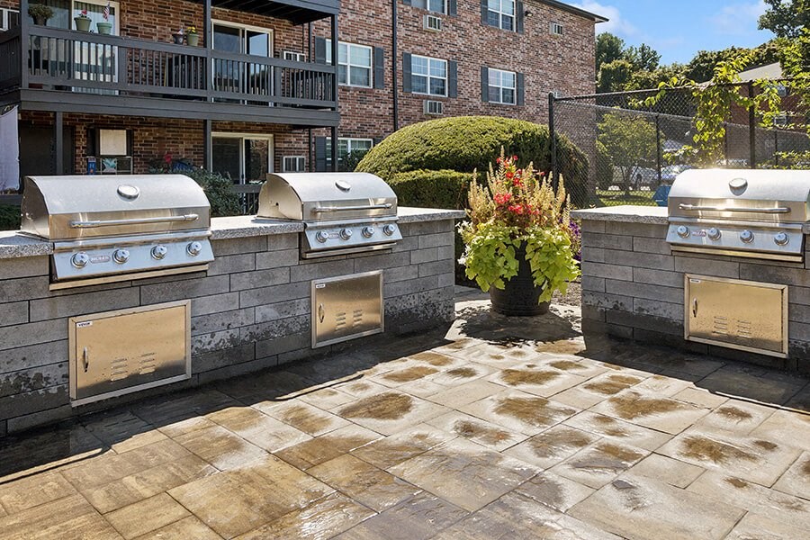 Outdoor BBQ Area and Landscape at Middlesex Crossing Apartments located in Billerica, MA.