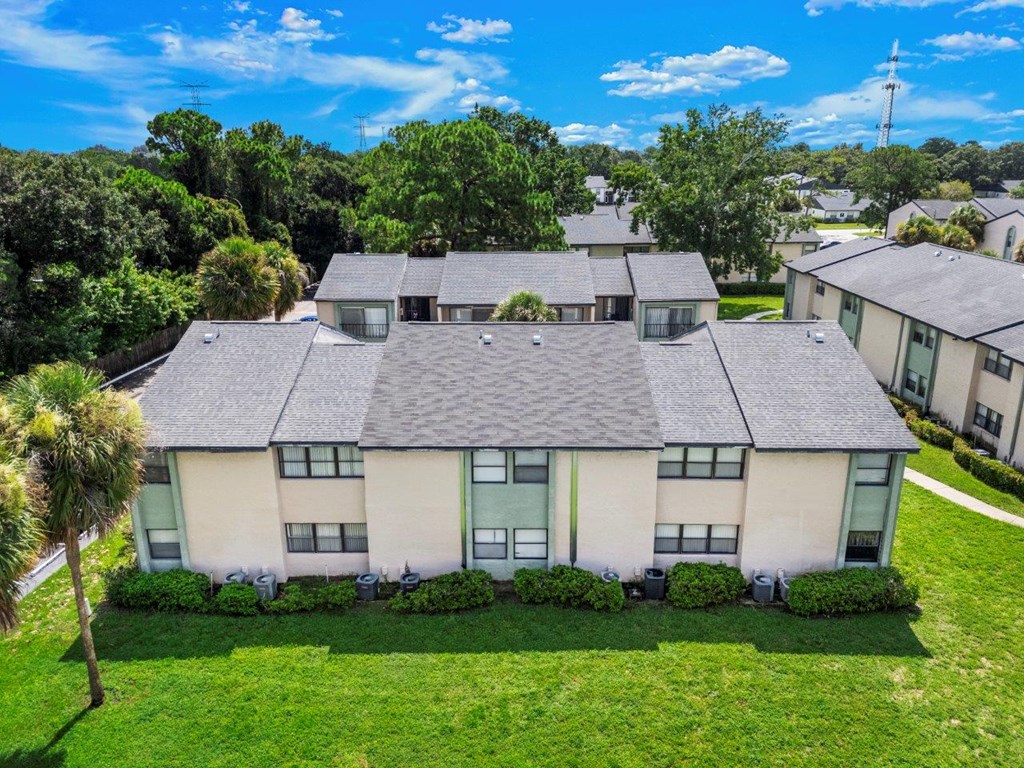 Apartment exterior at Oasis at Bayside Apartments in Largo, FL