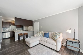 Model living room with view of kitchen - Photo Gallery 2