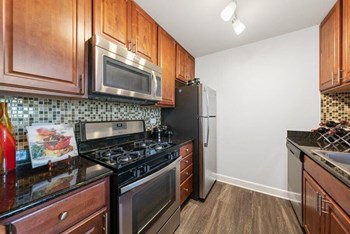 Model kitchen with tile backsplash - Photo Gallery 3
