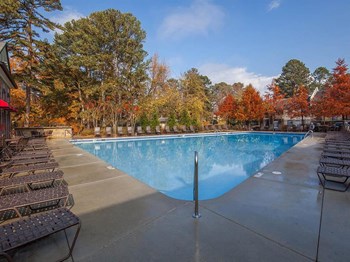Swiming pool with cabanas and lounge chairs - Photo Gallery 3