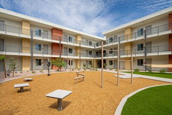 this is a photo of the courtyard in the courtyard apartment at harvard square apartments in d